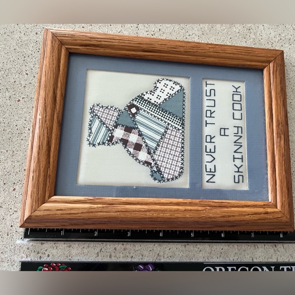 Never Trust A Skinny Cook Vintage hand crafted plaque wall hanging - Picture 2 of 4